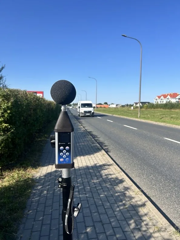 Pomiar hałasu komunikacyjnego przy drodze